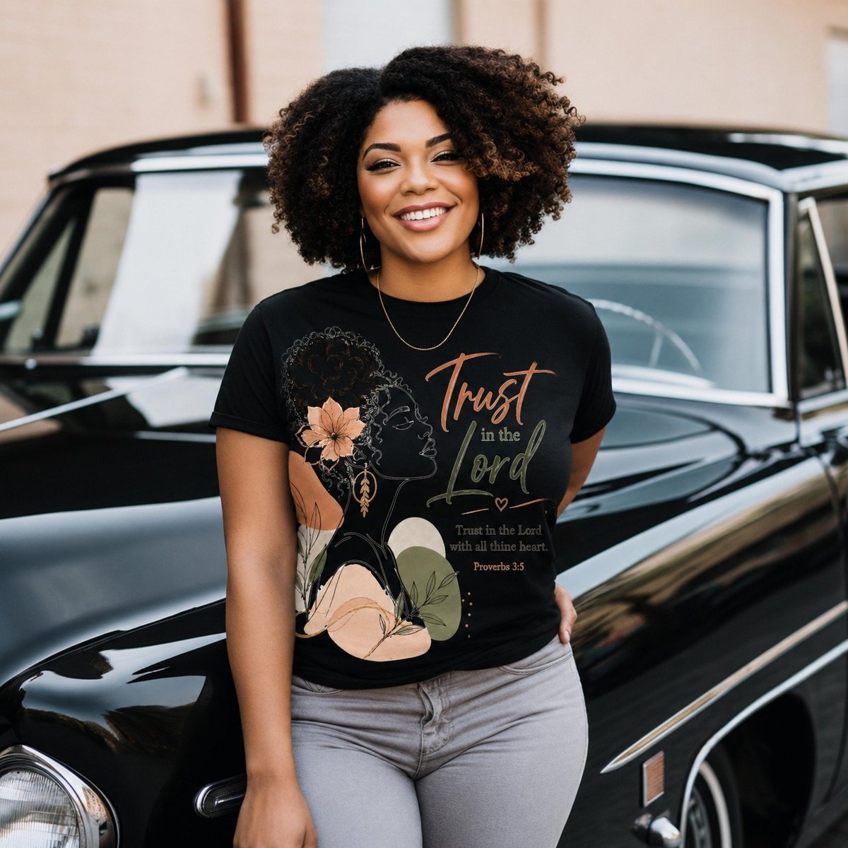 Model met een geschreven T-shirt ontwerp